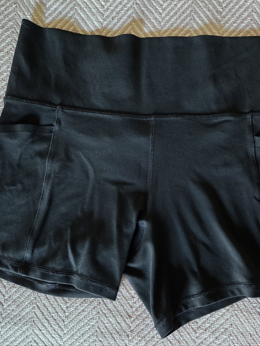 Athleta Salutation Stash Pocket II 5" Short - M - Black